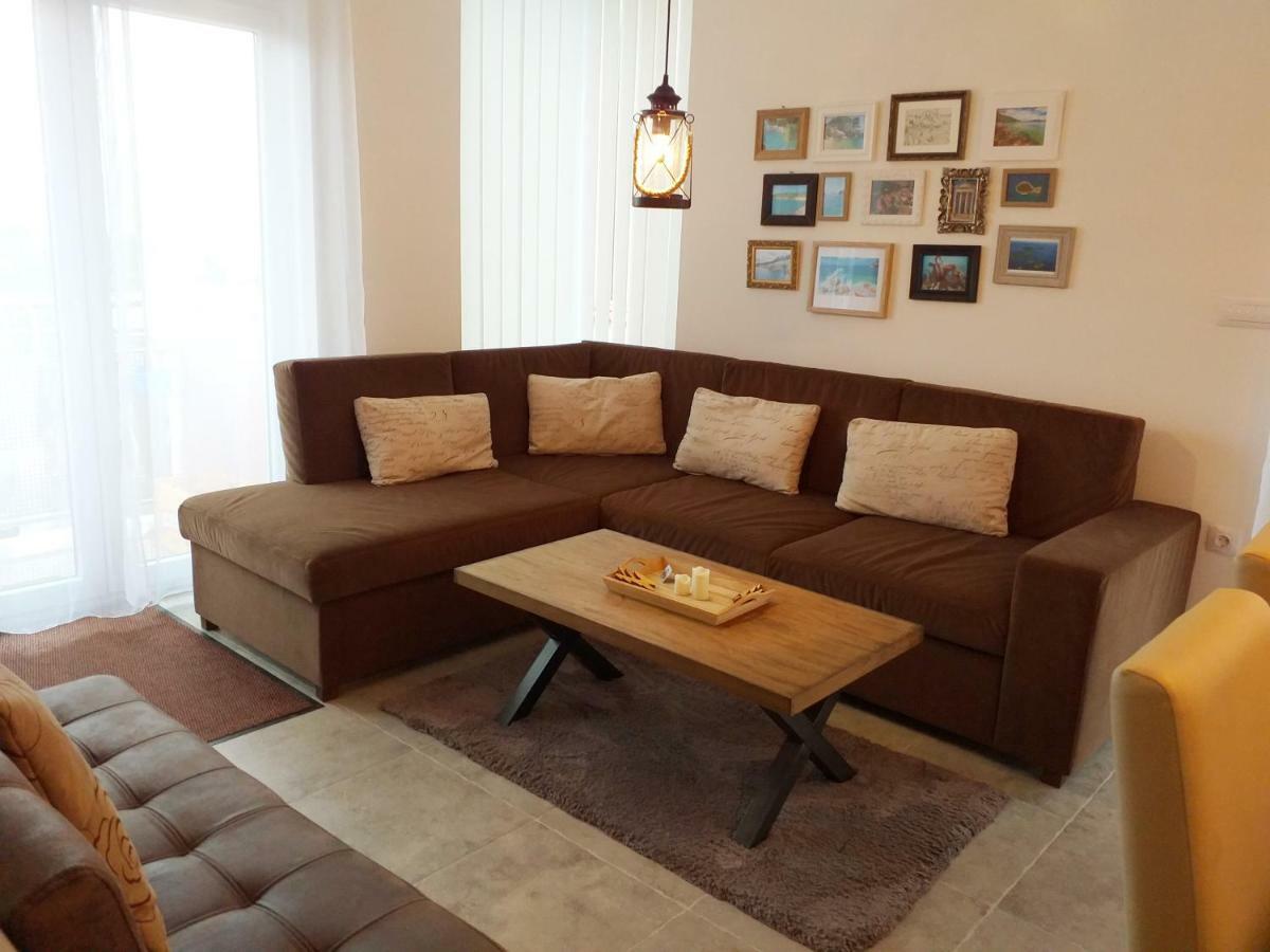 Leanton Apartment *